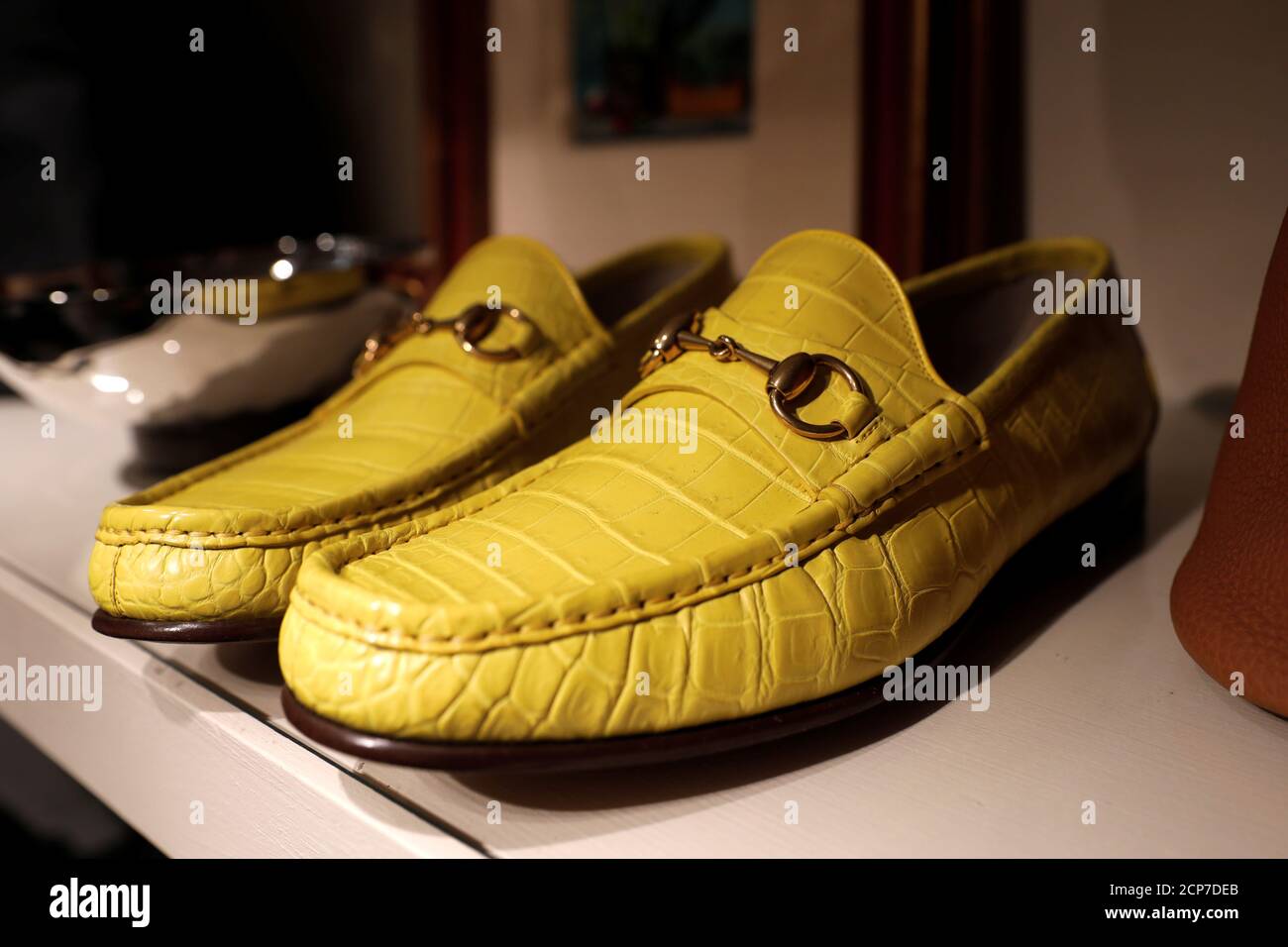 Los zapatos de piel de cocodrilo Gucci para la venta se exhiben en la tienda  RealReal, un revendedor en línea de siete años de edad de artículos de lujo  en envío en