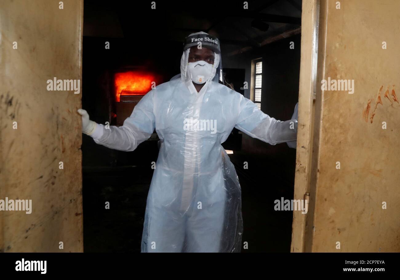 Un trabajador de salud cierra la cámara durante la cremación del cuerpo del Prof. Charles Kariuki que murió a causa de la enfermedad del coronavirus (COVID-19), en un crematorio en Nairobi, Kenia 20 de julio de 2020. REUTERS/Thomas Mukoya IMÁGENES TPX DEL DÍA Foto de stock