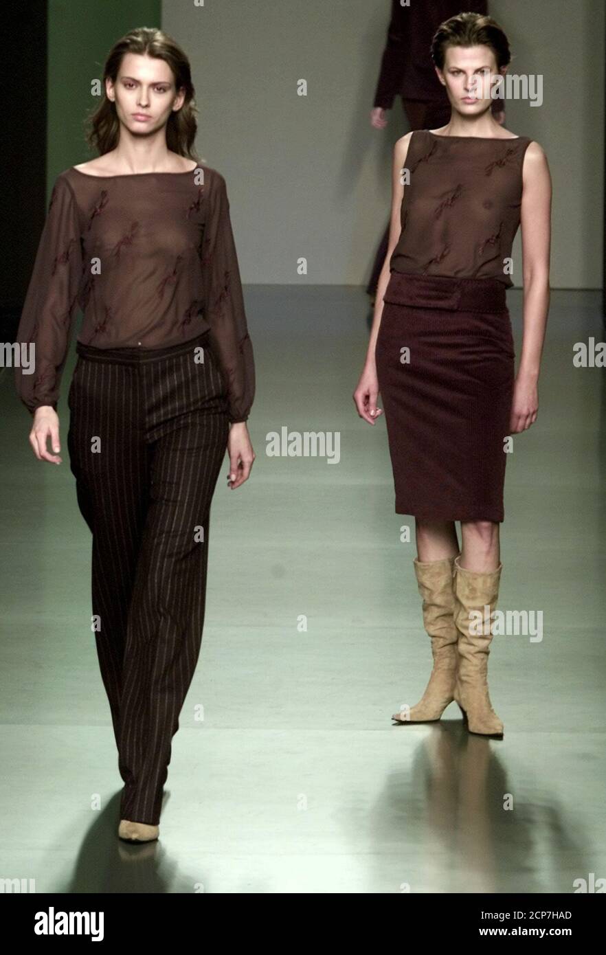 Los modelos muestran blusas marrones transparentes creadas por Antonio  Pernas durante el Otoño/Invierno 2002/03 Cibeles Fashion show 21 de febrero  de 2002. La semana de la moda se celebrará hasta el 22