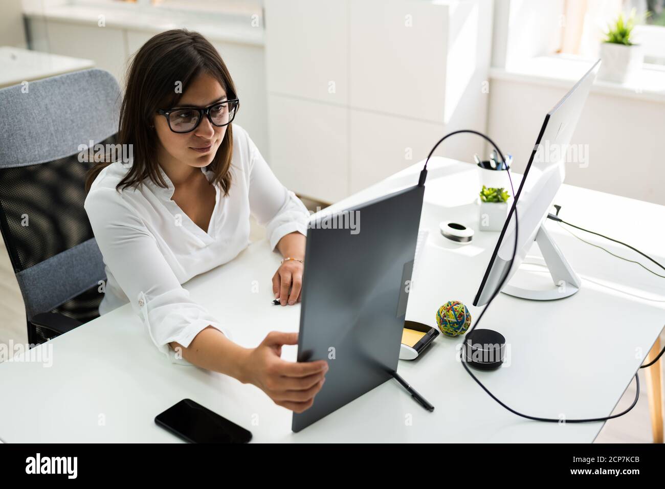 Mujer ejecutiva de negocios trabajando en computadora corporativa Foto de stock