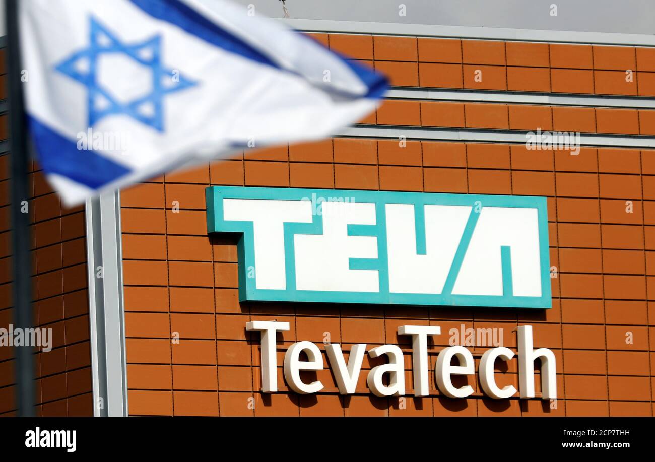 Una bandera israelí se acerca al logotipo de Teva Tech, que forma parte de Teva  Pharmaceutical Industries en Neot Hovav, al sur de Israel, el 14 de  diciembre de 2017. REUTERS/Amir Cohen