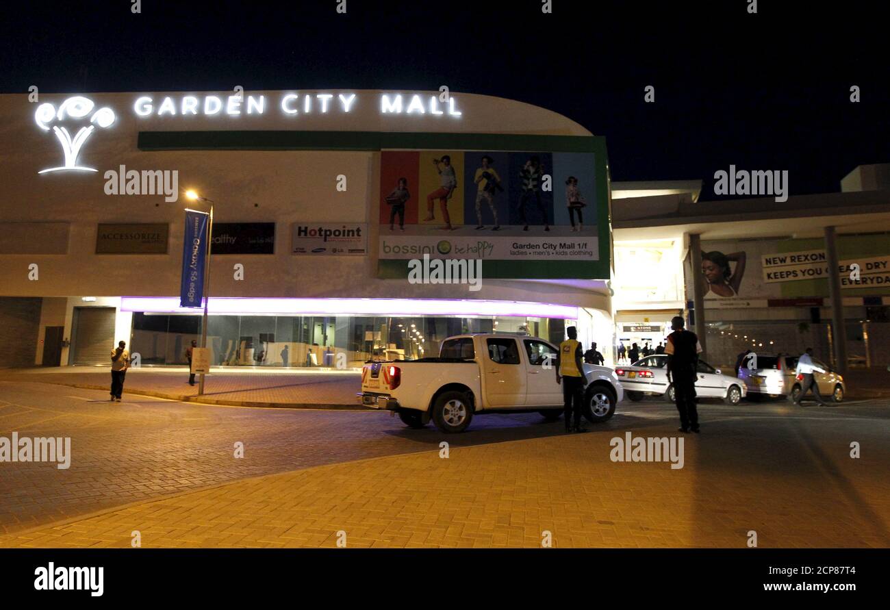 Los trabajadores evacuan el centro comercial Garden City en Nairobi, la capital de Kenia, el 8 de septiembre de 2015. Un nuevo y grande centro comercial en la capital de Kenia, Nairobi, fue evacuado el martes cuando un hombre con una sospecha de bomba casera fue detenido por guardias de seguridad, dijeron la policía y funcionarios del centro comercial. La policía dijo que tres hombres han sido detenidos en relación con el incidente en el Garden City Mall, que abrió sus puertas en mayo como parte de un proyecto de 250 millones de dólares. Los centros comerciales kenianos han estado en alerta desde 2013 cuando cuatro pistoleros del grupo militante somalí al Shabaab atacaron el centro comercial Westgate, matando a 67 personas. YUTE Foto de stock