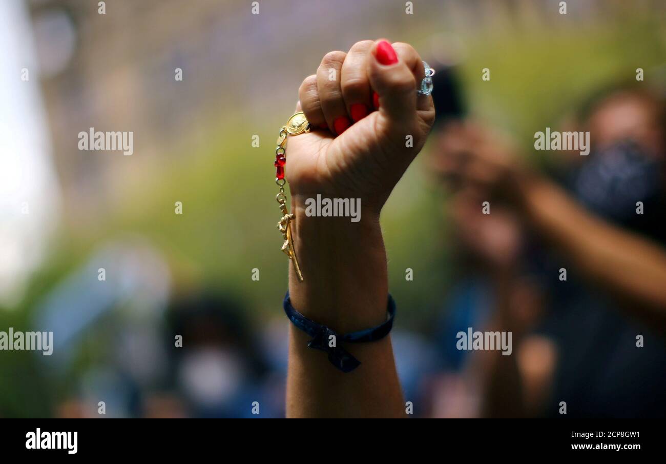 Una mujer levanta un rosario mientras celebra después de la votación de los miembros de la Corte Suprema de México sobre la propuesta de despenalización del aborto, fuera del edificio de la Corte Suprema de México, en la Ciudad de México, México, 29 de julio de 2020. REUTERS/Edgard Garrido Foto de stock