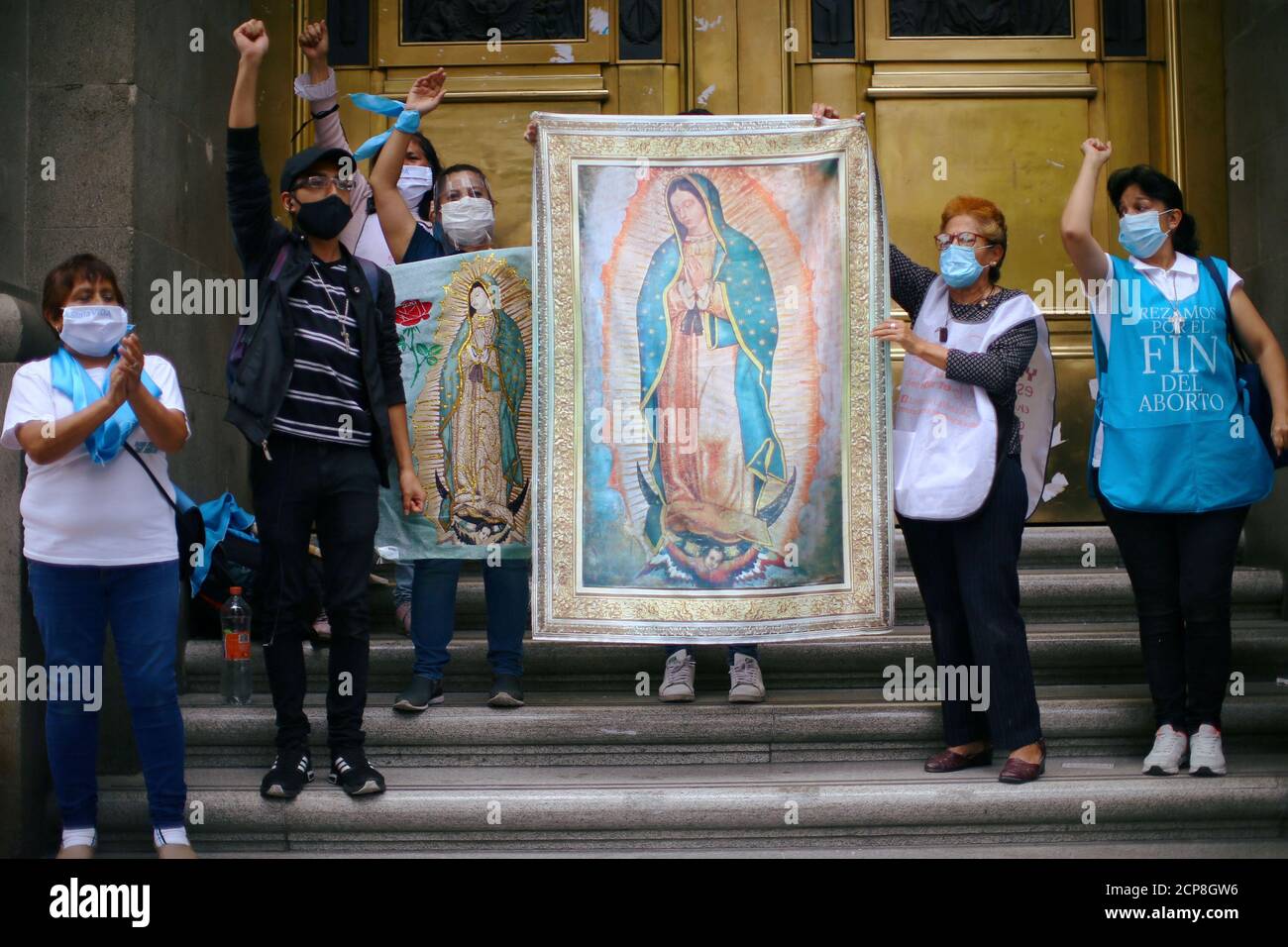 La gente tiene imágenes de la Virgen de Guadalupe mientras celebra después de la votación de los miembros de la Corte Suprema de México sobre la propuesta de despenalización del aborto, fuera del edificio de la Corte Suprema de México, en la Ciudad de México, México, 29 de julio de 2020. REUTERS/Edgard Garrido Foto de stock