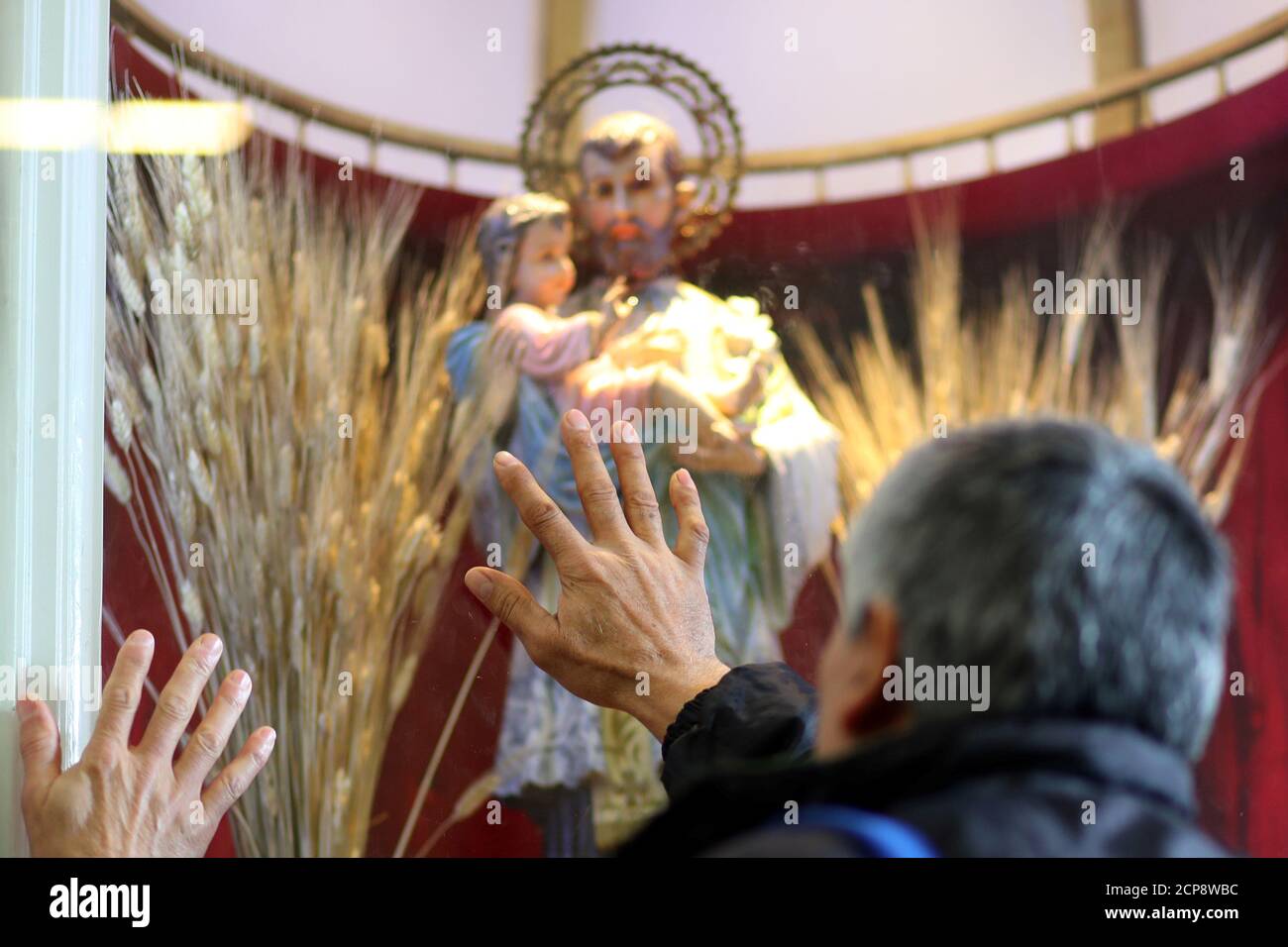 Los Catolicos Argentinos Tocan El Cristal Delante De Una Estatua De San Cayetano San Cajetan Patrono Del Trabajo Y Del Pan Durante Su Dia De Fiesta En La Iglesia De San Cayetano