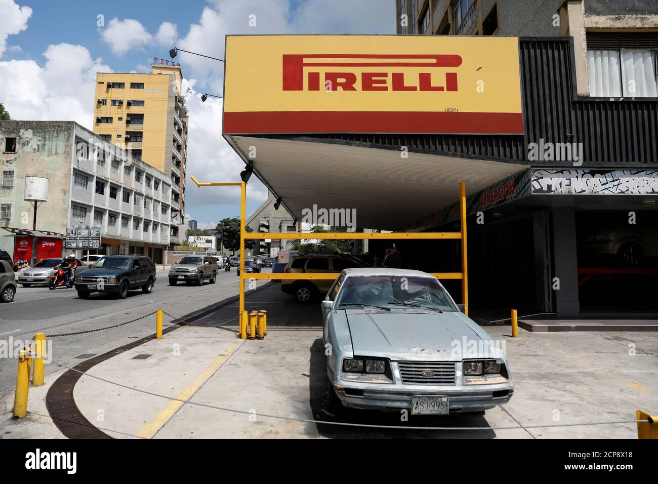 El logo de Pirelli se ve en un taller de neumáticos en Caracas, Venezuela,  27 de agosto de 2018. REUTERS/Marco Bello Fotografía de stock - Alamy