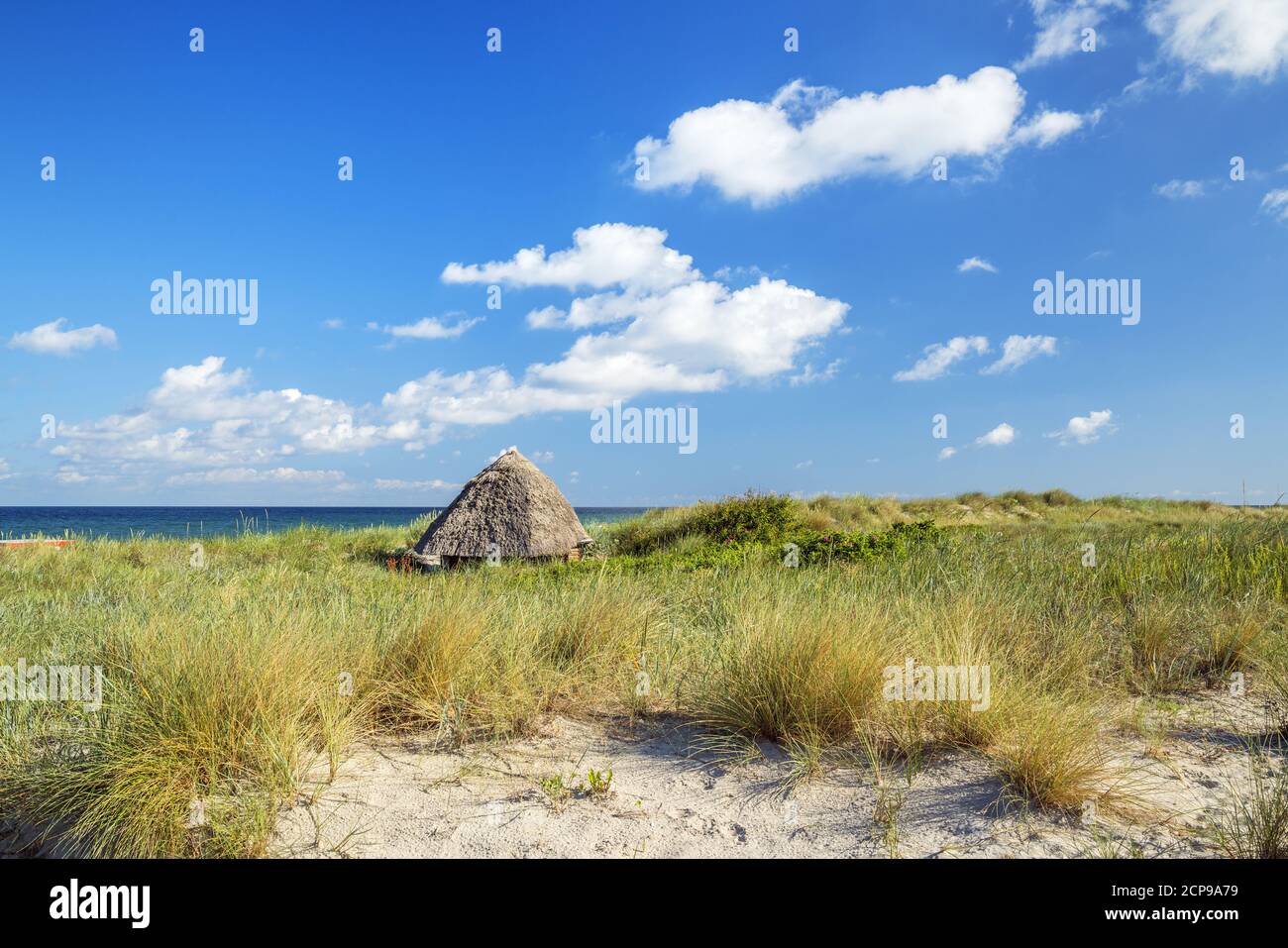 Casa de campo de paja en la playa en Wustrow, Fischland-Darß-Zingst, Mecklemburgo-Pomerania Occidental, Alemania, Europa Foto de stock
