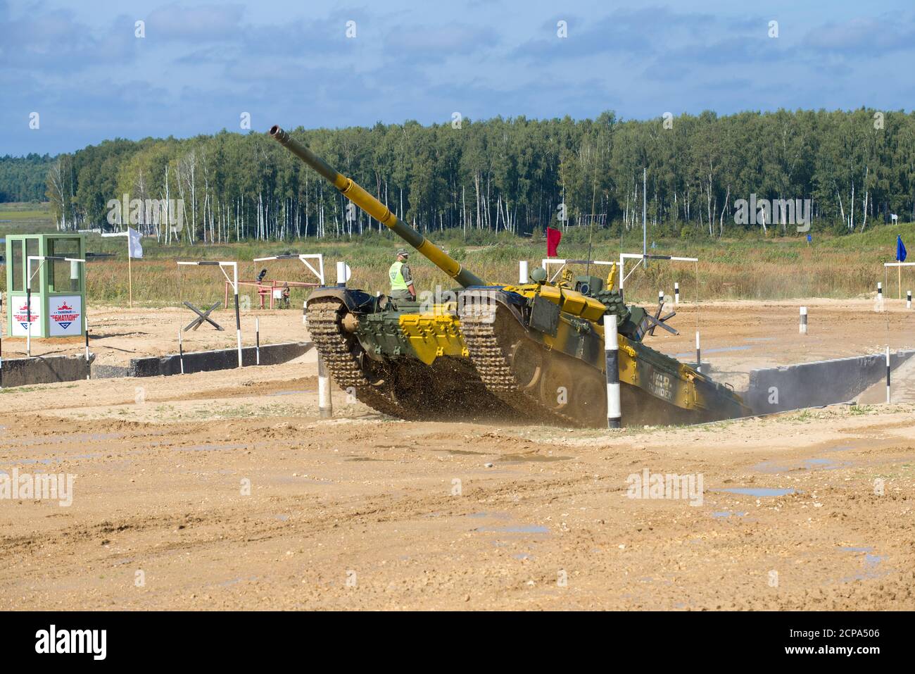 ALABINO, RUSIA - 25 DE AGOSTO de 2020: El tanque T-72B3 del equipo de Kazajstán supera el obstáculo 'Moat'. Fragmento de la competencia militar internacional Foto de stock
