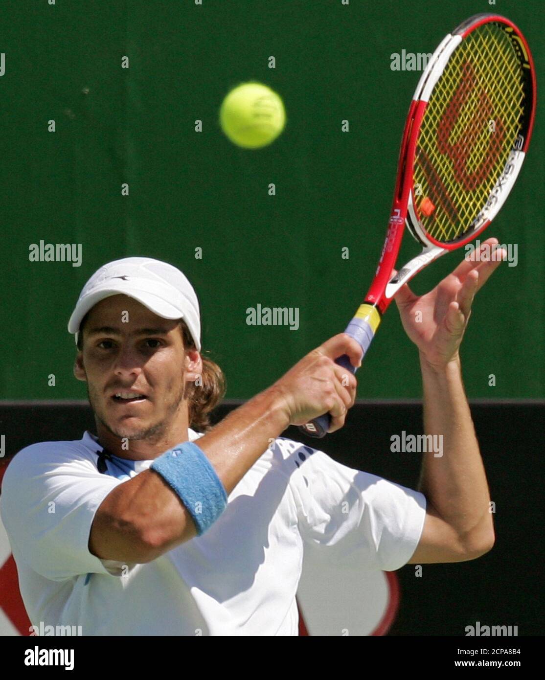 Gaston Gaudio de Argentina regresa a Justin Gimelstob de los EE.UU. Durante  su partido en el Abierto de Australia de tenis en Melbourne. Gaston Gaudio  de Argentina regresa a Justin Gimelstob de