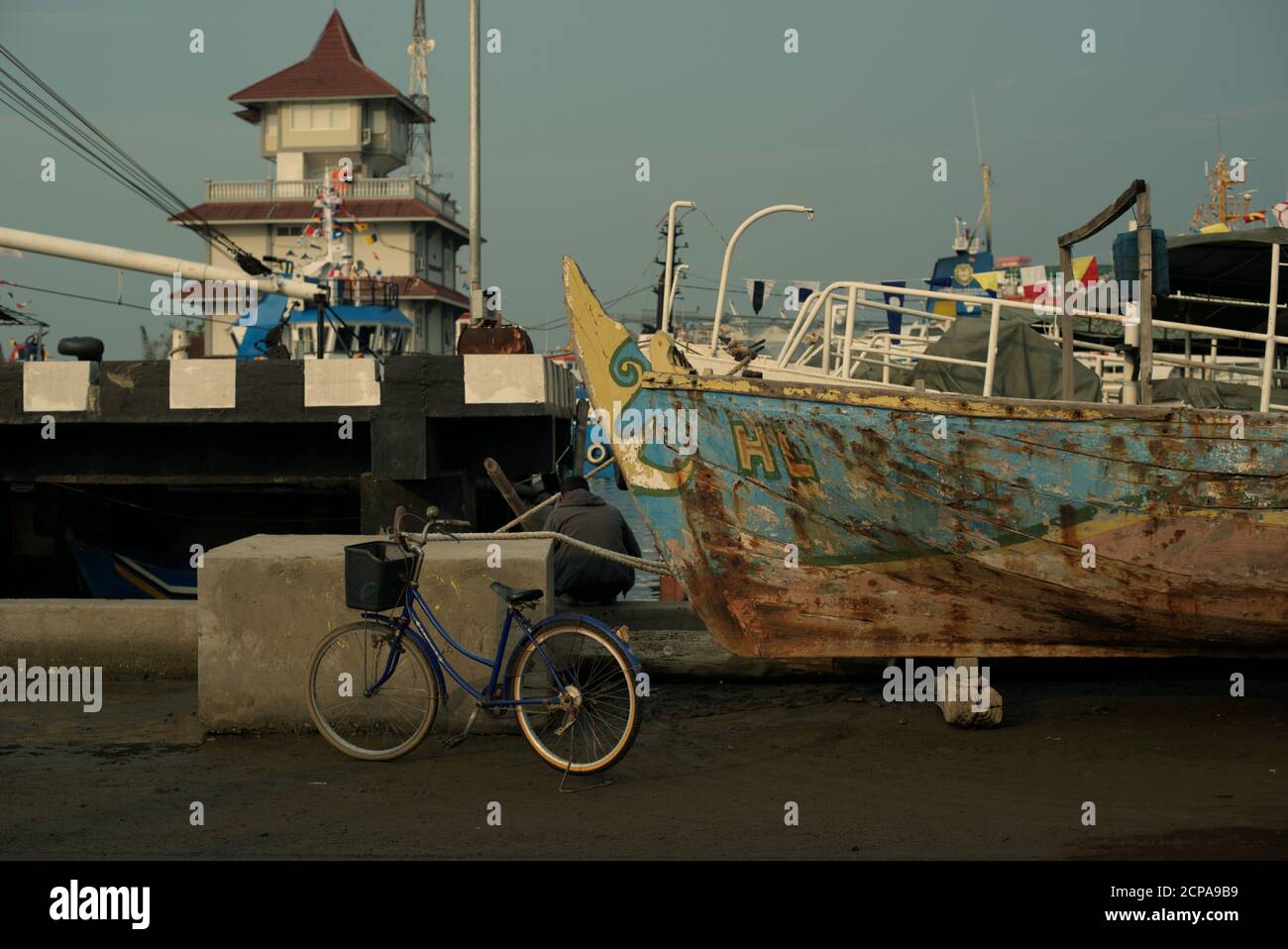 Una bicicleta estacionada en la zona del puerto de Tanjung EMAS en Semarang, Java Central, Indonesia. Foto de stock
