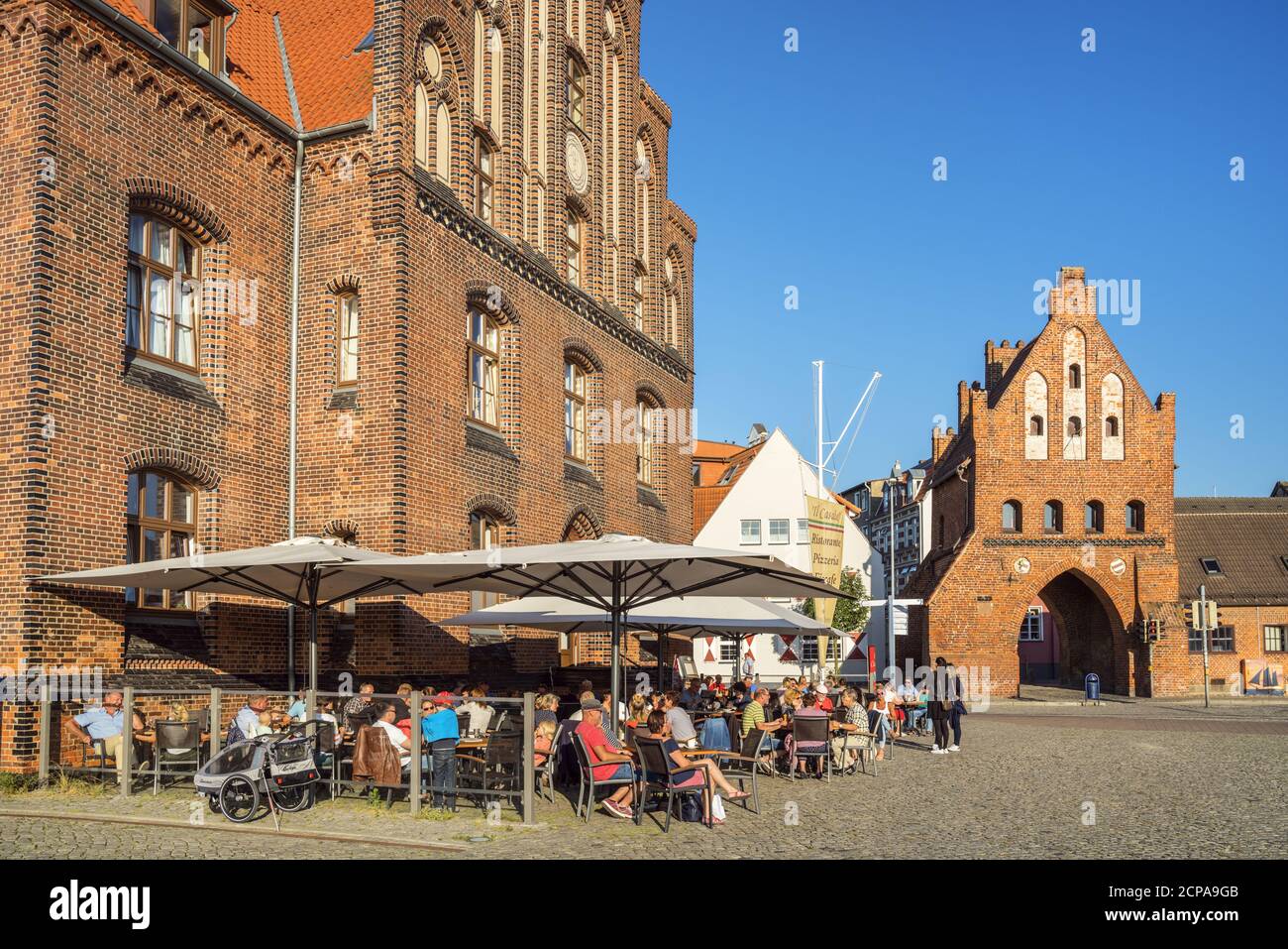 Puerta de agua y restaurante en el antiguo puerto de la ciudad hanseática de Wismar, Mecklemburgo-Pomerania Occidental, Alemania Foto de stock
