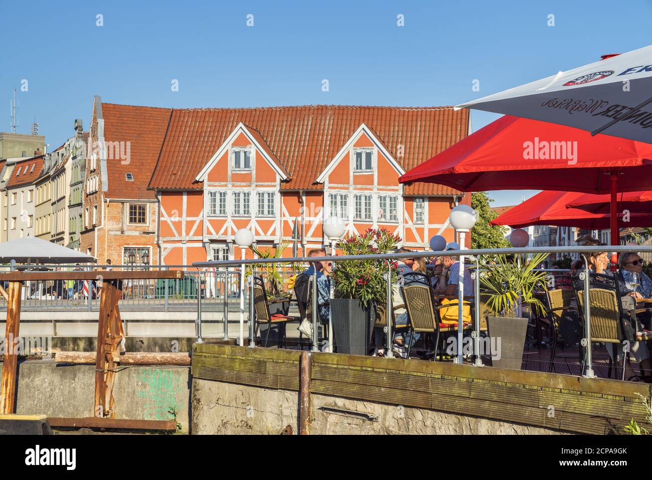 Restaurante en el puerto antiguo en el casco antiguo, Hanseatic City of Wismar, Mecklemburgo-Pomerania Occidental, Alemania Foto de stock