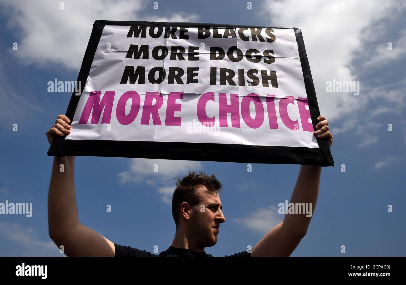 Un hombre tiene una bandera como grupos pro-elección tanto de Irlanda del Norte como de la República de Irlanda, se unen a la marcha de las mujeres "procesiones" por leyes más liberales de aborto en Irlanda del Norte en Belfast, Gran Bretaña, el 10 de junio de 2018. REUTERS/Clodagh Kilcoyne Foto de stock