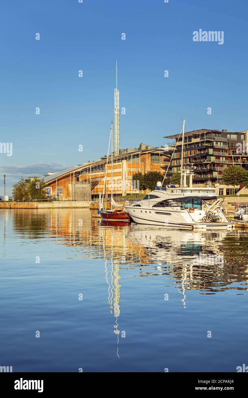 Casas y barcos en el Oslofjord en el centro de Oslo, Nowegen, Escandinavia, Norte de Europa, Europa Foto de stock