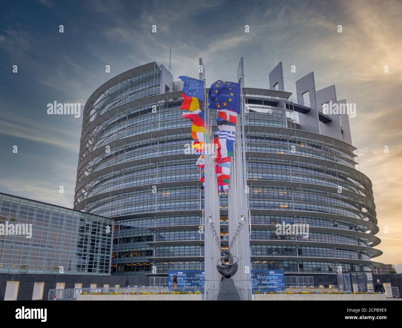 Banderas europeas en el viento, edificio Louise Weiss, sede del Parlamento Europeo en Estrasburgo, Francia, Europa Foto de stock