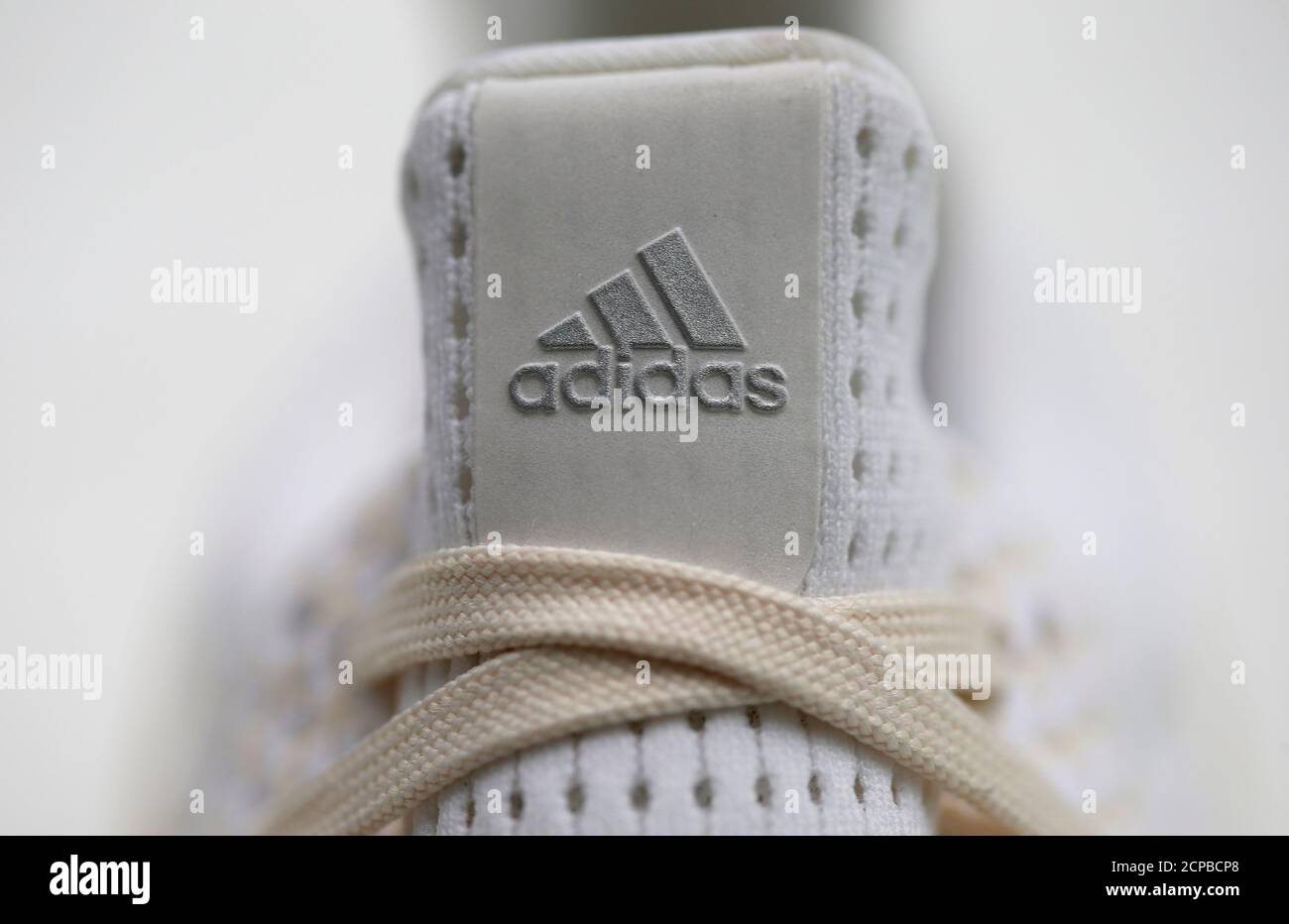 Un logo de Adidas se muestra en un zapato de plástico impreso en 3D antes  de la conferencia de prensa anual del compnay en la ciudad bávara del norte  de Herzogenaurach, cerca