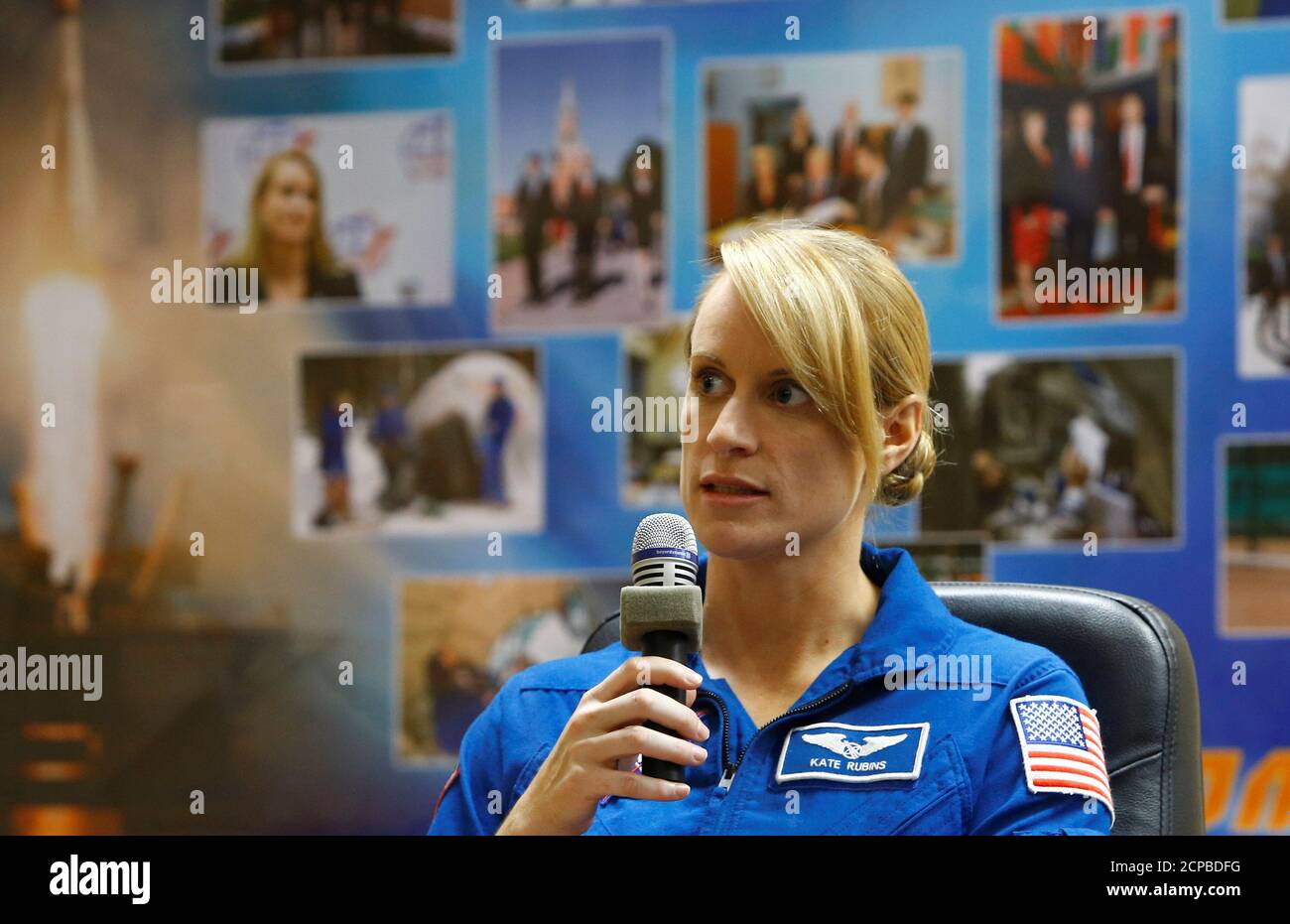 Miembro de la tripulación, la astronauta Kate Rubins de la NASA habla mientras se sienta detrás de una pared de cristal durante una conferencia de prensa antes del lanzamiento a la Estación Espacial Internacional (ISS) en el cosmódromo de Baikonur, Kazajstán, 6 de julio de 2016. REUTERS/Shamil Zhumatov Foto de stock