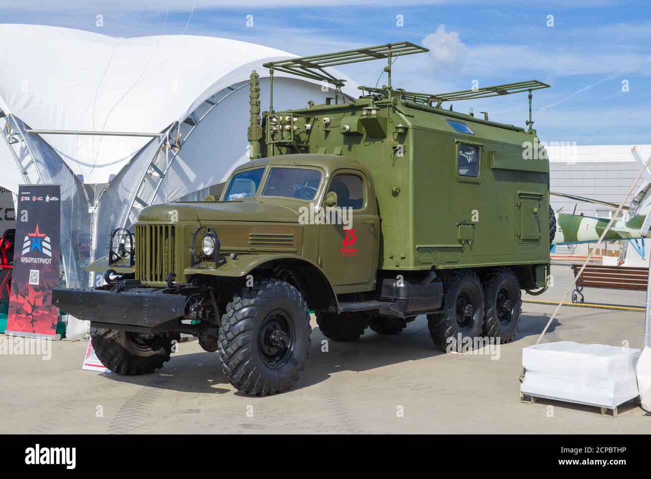 REGIÓN DE MOSCÚ, RUSIA - 25 DE AGOSTO de 2020: Estación de radio de coche del ejército R-140 basado en el camión retro soviético ZIL-157 en el foro militar internacional 'brazo Foto de stock