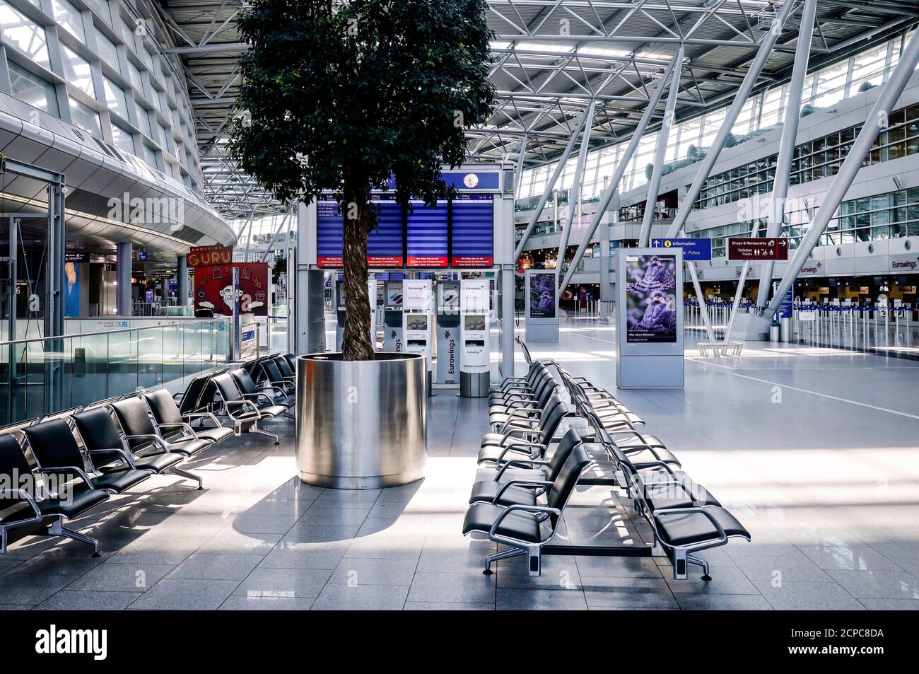 Sala de salida vacía en el aeropuerto de Dusseldorf en tiempos de la pandemia de corona, Dusseldorf, Renania del Norte-Westfalia, Alemania Foto de stock