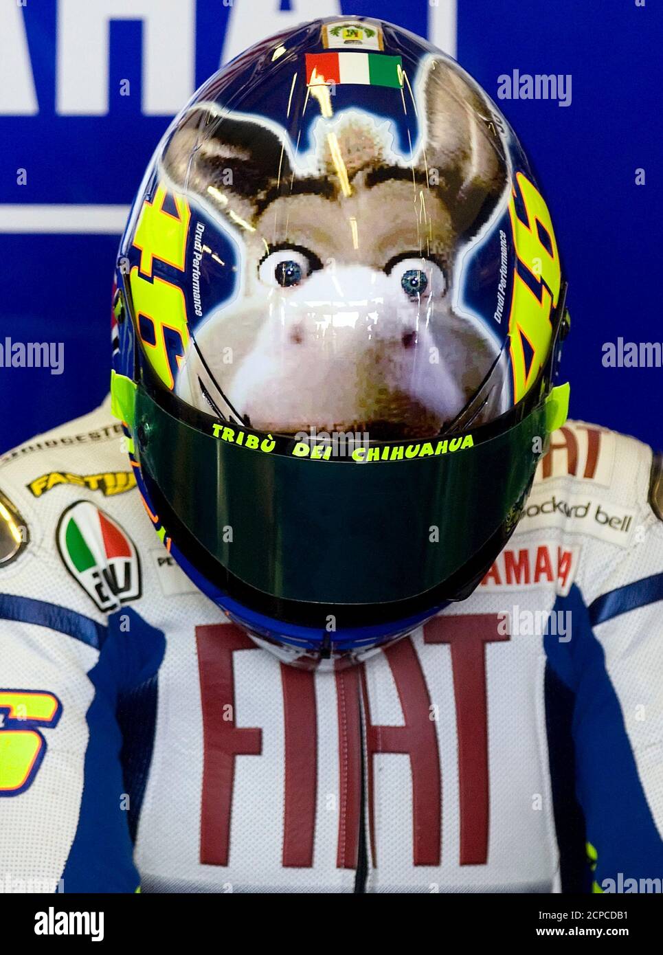 El piloto de Yamaha MotoGP Valentino Rossi de Italia lleva su nuevo casco  representando un burro durante la segunda sesión de entrenamiento del Gran  Premio de Italia en el circuito de Misano