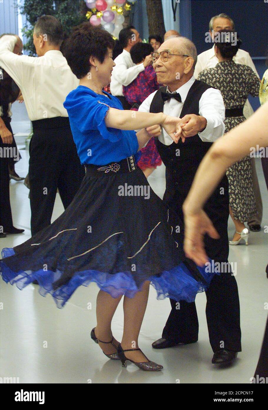 Michizo Sakamoto R De 90 Anos Disfruta De Un Baile Con Su Pareja Chimako Miyashita De 67 Anos En Una Fiesta De Baile Para Personas Mayores De 60 Anos En Tokyo Disneyland Michizo Sakamoto R De 90 Anos Disfruta De Un Baile Con Su Pareja Chimako Miyashita De 67 Anos En Una Fiesta De Baile Para Personas Mayores De 60 Anos En Tokyo Disneyland