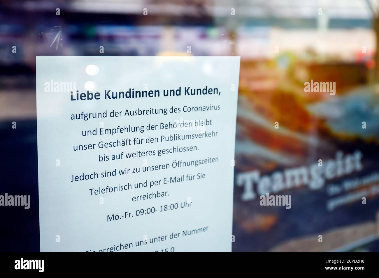 Tiendas y restaurantes en Rüttenscheider Strasse cerrado debido a la prohibición de contacto de la pandemia de corona, Essen, área de Ruhr, Renania del Norte-Westfalia, Alemania Foto de stock