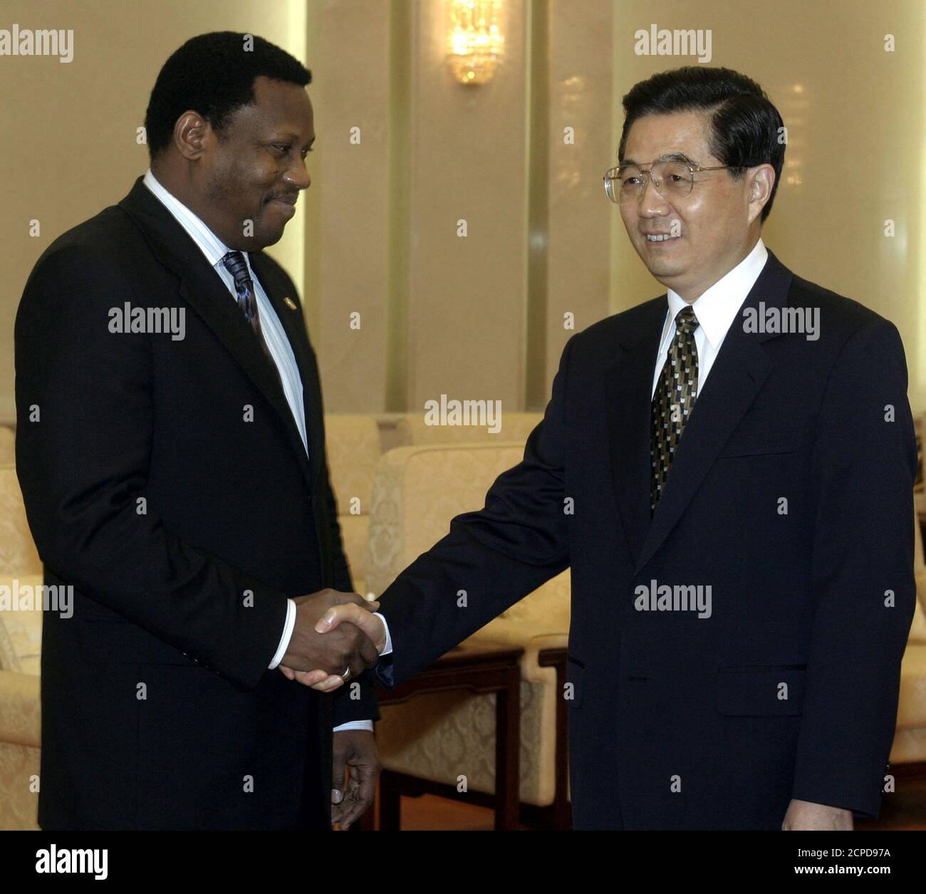 El Presidente chino Hu Jintao (R) se reúne con el primer Ministro de Níger Hama Amadou en Beijing el 8 de agosto de 2003. Amadou está en China para una visita oficial hasta el 11 de agosto. REUTERS/ng han Guan/Pool NHG/FA Foto de stock