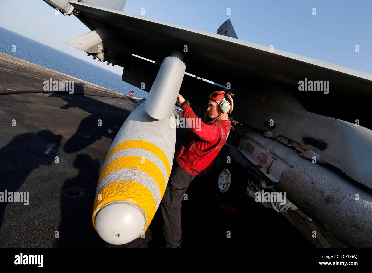 An aviation ordnanceman inspects a bomb on an F/A-18E Super Hornet just before take-off for Mosul, Iraq to provide air-support from the USS Dwight D. Eisenhower CVN 69 carrier in Arabia Gulf, October 18, 2016. Picture taken October 18, 2016. REUTERS/Hamad I Mohammed Foto de stock