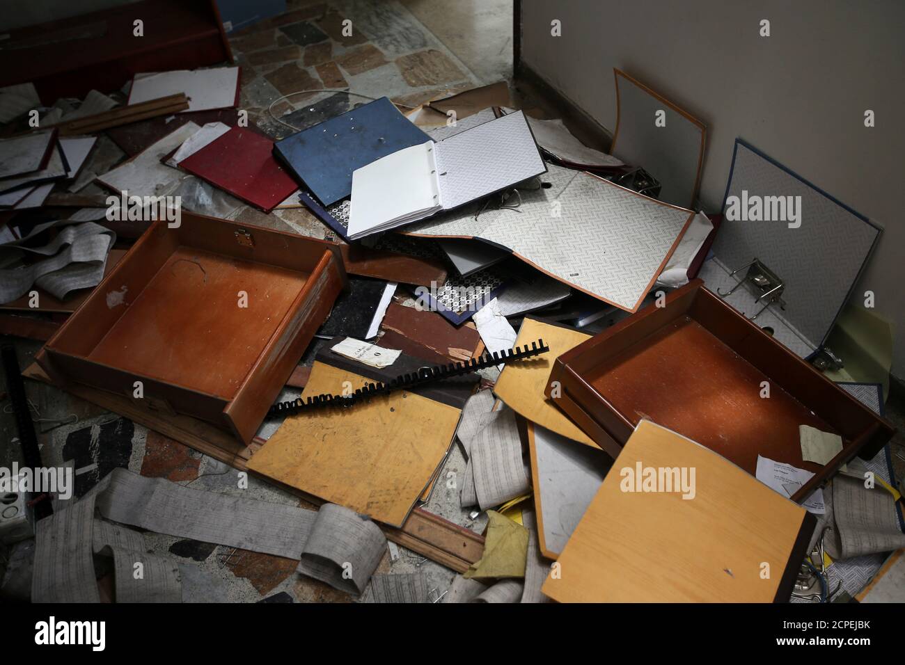 Los escombros y los muebles destruidos se ven dentro del consulado  venezolano, después de haber sido saqueado durante meses, en Bogotá,  Colombia, 28 de julio de 2020. REUTERS/Luisa González Fotografía de stock -