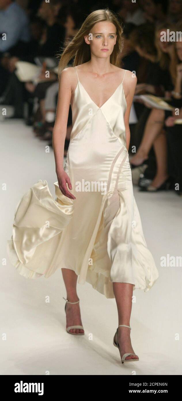 Un modelo para Calvin Klein lleva un vestido de seda satinada durante una  muestra de la colección de diseñadores de primavera de 2003 en la ciudad de  Nueva York, 19 de septiembre