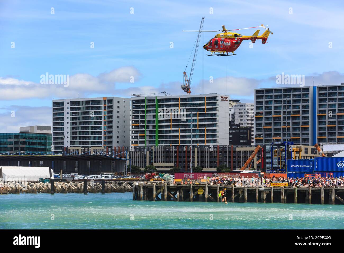 El helicóptero de rescate Westpac realiza un rescate simulado en el puerto de Auckland, Nueva Zelanda, visto por una multitud en los muelles. Enero de 26 2019 Foto de stock