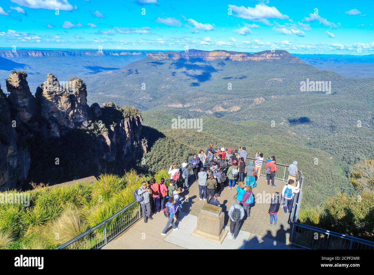 Turistas mirando hacia fuera en una hermosa vista de las Montañas Azules, Australia, desde el Mirador de la Reina Elizabeth en Echo Point Foto de stock