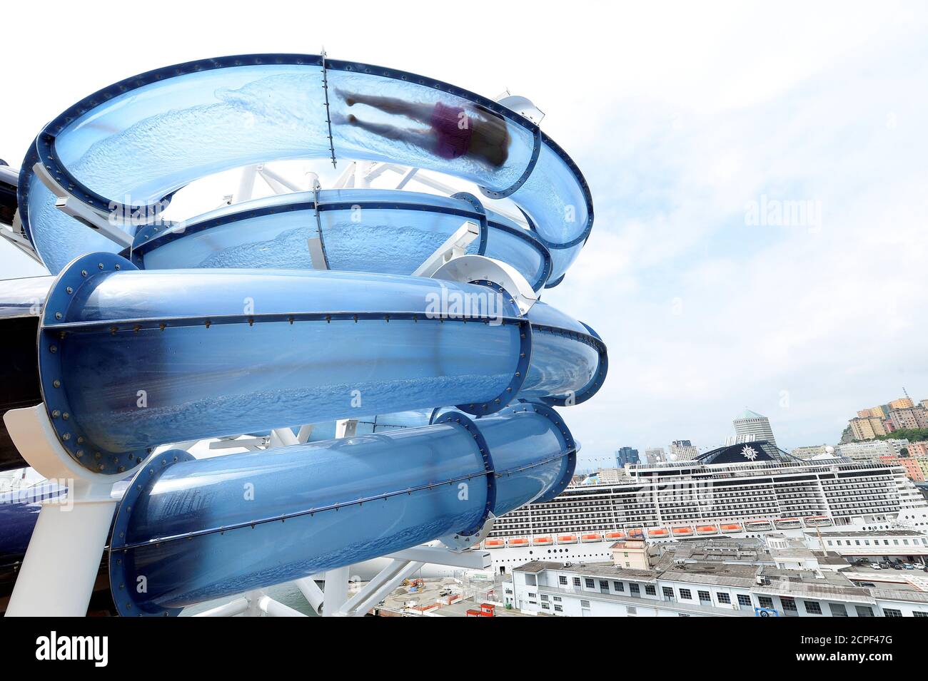 Una persona se desliza sobre una tubería de agua de la piscina en el nuevo  barco de la flota MSC 'Seaview' Crucero en el puerto de Génova, Italia, 9  de junio de