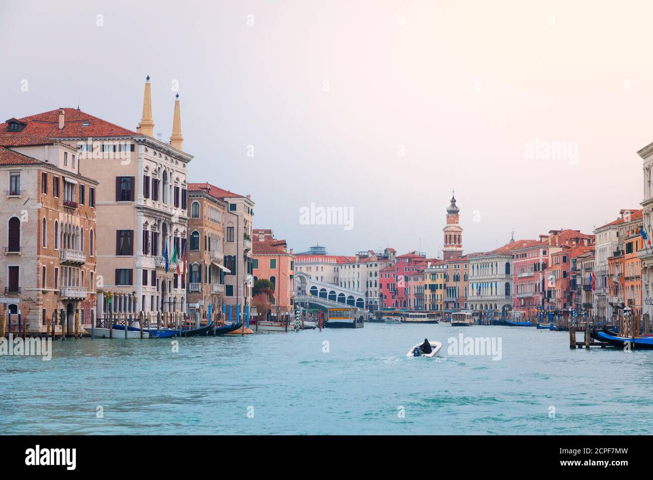 Vista mañana en el Grand Canal towerds el puente de Rialto, Venecia, Véneto, Italia Foto de stock