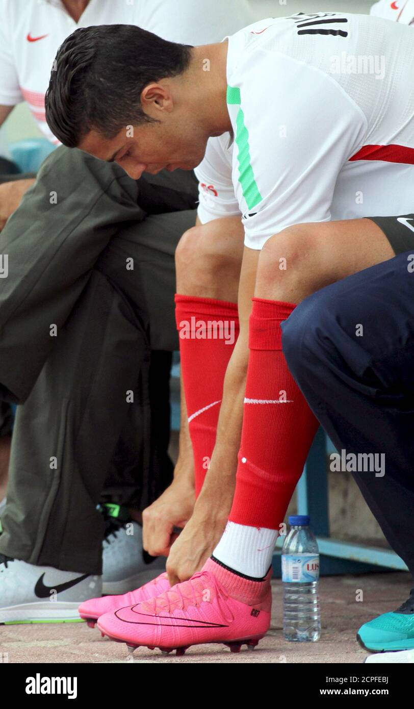 Cristiano Ronaldo, jugador del equipo de fútbol de Portugal, ajusta los  cordones de sus botas durante una sesión de entrenamiento en el estadio  Qemal Stafa en Tirana, Albania, el 6 de septiembre