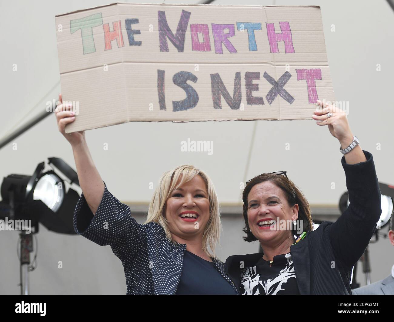 La líder de Sinn Fein, Mary Lou McDonald, y Michelle o'Neill, líder de Sinn Fein en Irlanda del Norte, sostienen un cartel mientras celebran el resultado del referéndum de ayer sobre la liberalización de la ley del aborto, en Dublín, Irlanda, el 26 de mayo de 2018. REUTERS/Clodagh Kilcoyne Foto de stock