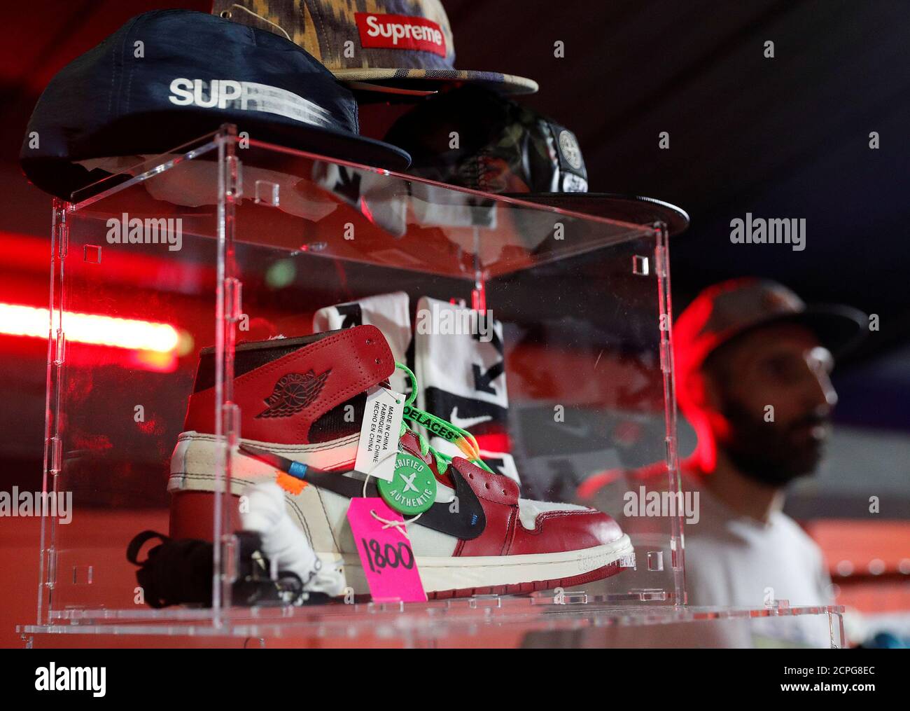 Las sneakers Nike Off-White Air Jordan 1 se pueden ver en el mercado de ropa  de calle KICKIT Sneaker e Streetwear de Roma, Italia, 23 de septiembre de  2018. Foto tomada el