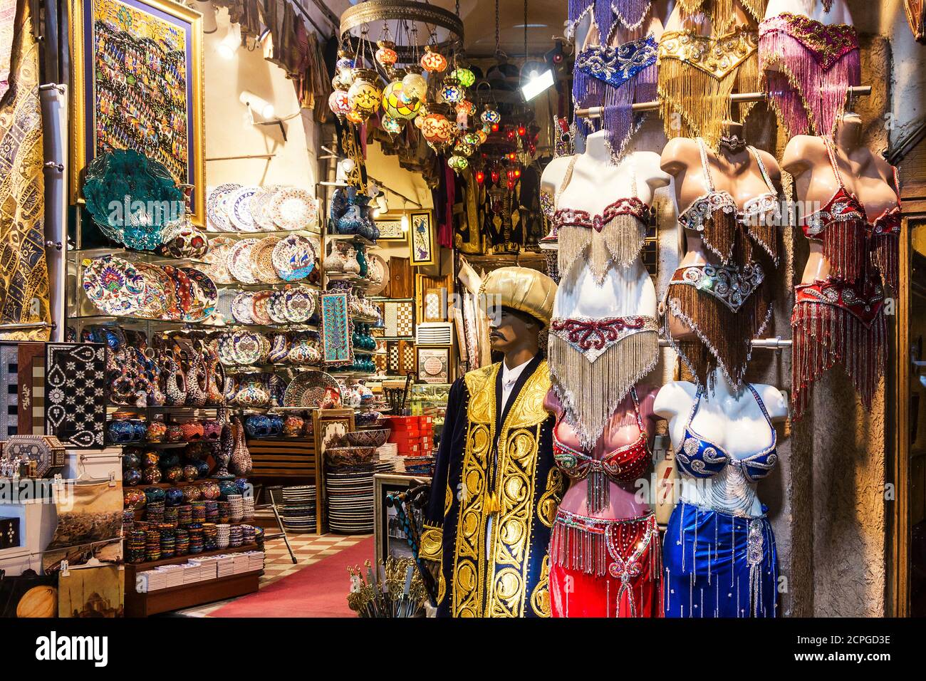 Turquía, Estambul, Gran Bazar, ropa y recuerdos Fotografía de stock - Alamy