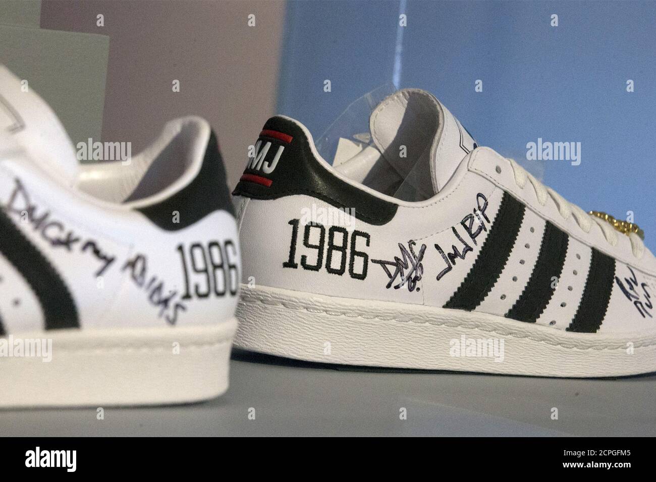 Un par de Adidas x Run-DMC 25 Aniversario Superstar se muestran durante la  exposición "el auge de la Cultura Sneaker" en el Museo de Brooklyn en el  barrio de Brooklyn de Nueva