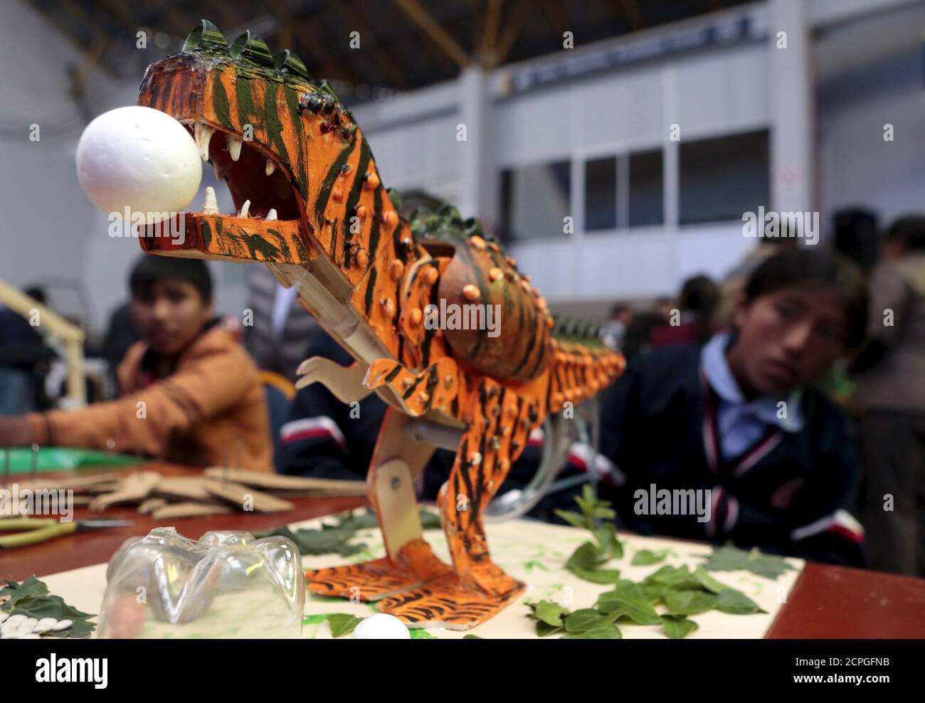 Un robot de dinosaurio construido con materiales reciclados se muestra durante la feria anual de robótica apoyada por el Ministerio de Educación de Bolivia en la Paz, el 10 de agosto de Un robot de dinosaurio construido con materiales reciclados se muestra durante la feria anual de robótica apoyada por el Ministerio de Educación de Bolivia en la Paz, el 10 de agosto de