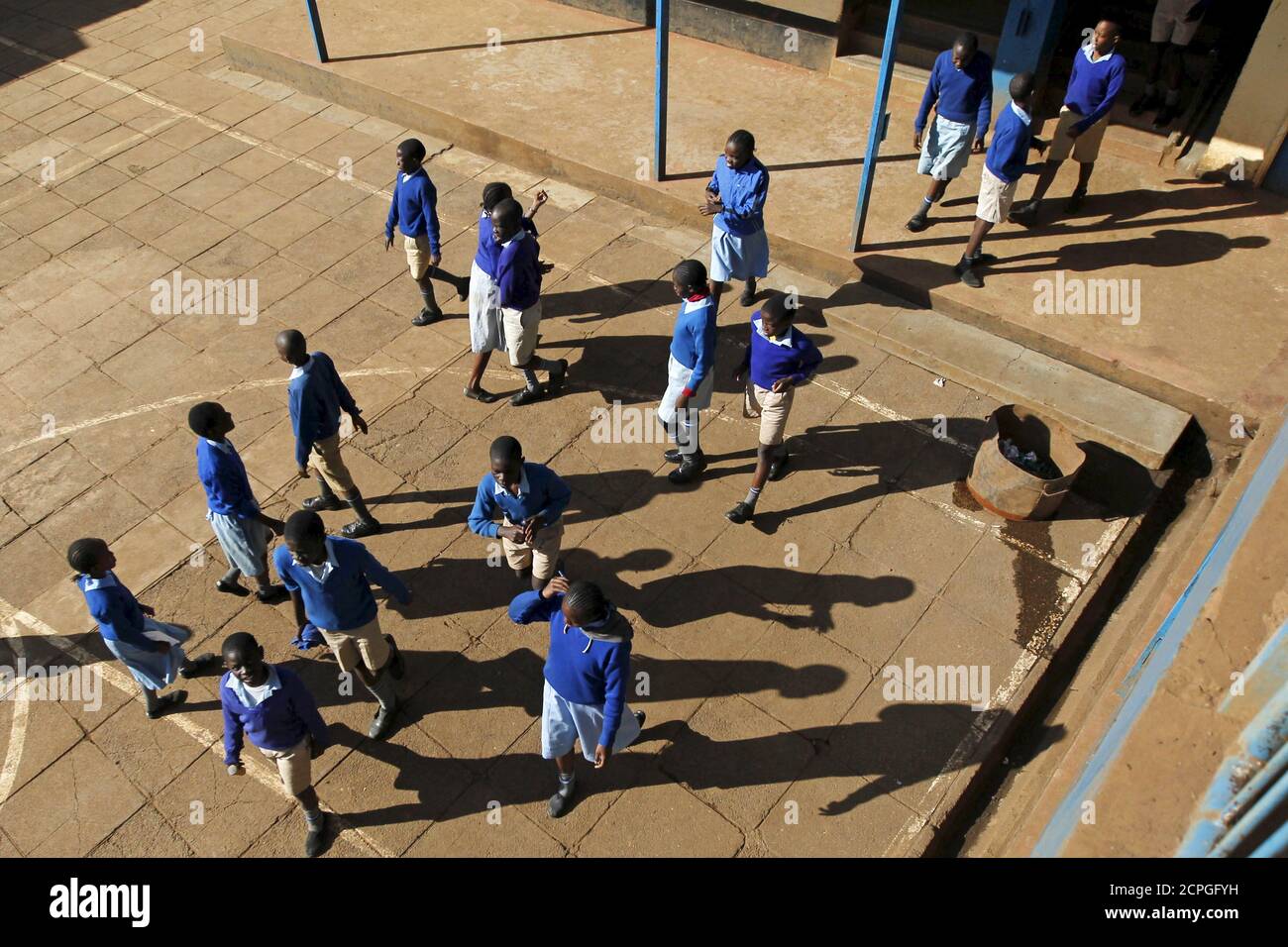 Los estudiantes son vistos fuera de sus aulas en la segunda semana de una huelga nacional de maestros, en la Escuela Primaria Olímpica en Nairobi, la capital de Kenia, el 9 de septiembre de 2015. La Unión Nacional de Maestros de Kenia (KNUT) quiere que la Comisión de Servicios de Maestros (TSC) cumpla el incremento salarial del 50-60 por ciento ordenado por la Corte Suprema en agosto, informó la prensa local. REUTERS/Thomas Mukoya Foto de stock