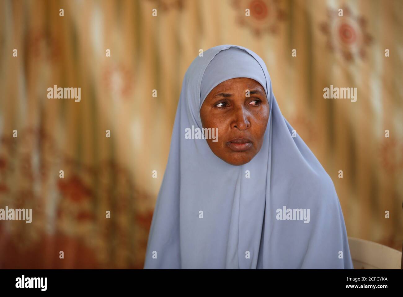 El refugiado somalí Fatuma Yussuf Diriye es visto durante una entrevista con Reuters en el campamento de refugiados de Kakuma en el norte de Kenia, el 13 de agosto de 2018. Foto tomada el 13 de agosto de 2018. Para coincidir con el Informe Especial USA-INMIGRACIÓN/REFUGIADOS REUTERS/Baz Ratner Foto de stock