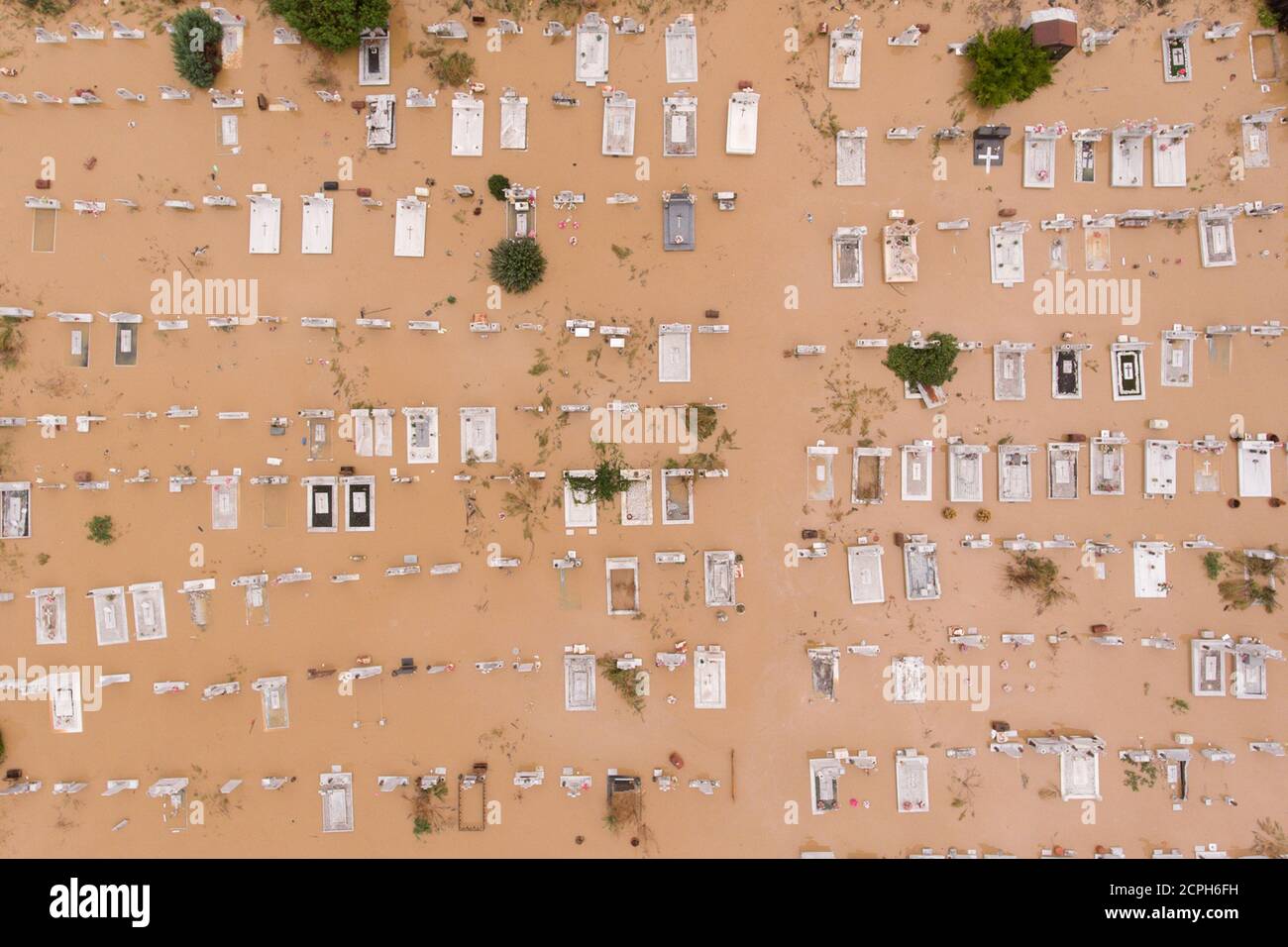 Vista de un cementerio inundado tras una tormenta en el pueblo de Artesiano, en el centro de Grecia, 19 de septiembre de 2020. Fotografía tomada con un drone. REUTERS/Giannis Floulis Foto de stock
