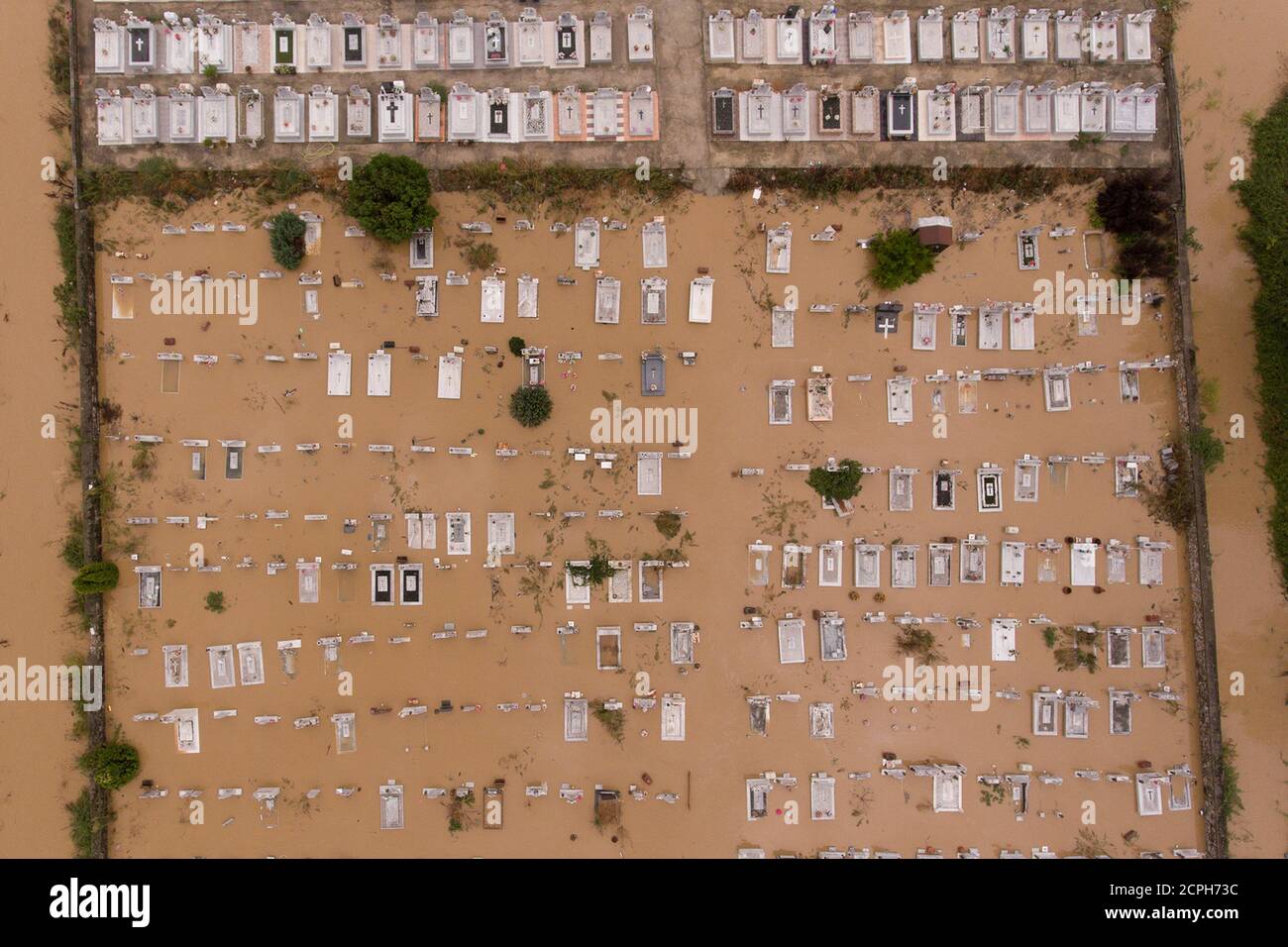 Vista de un cementerio inundado tras una tormenta en el pueblo de Artesiano, en el centro de Grecia, 19 de septiembre de 2020. Fotografía tomada con un drone. REUTERS/Giannis Floulis Foto de stock