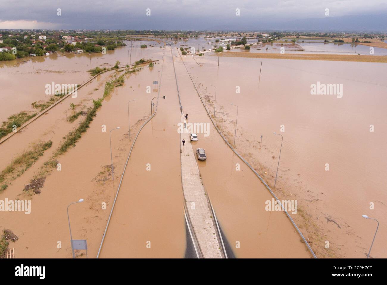 Una vista de una carretera inundada después de una tormenta cerca de la aldea de Artesiano, en el centro de Grecia, 19 de septiembre de 2020. Fotografía tomada con un drone. REUTERS/Giannis Floulis Foto de stock