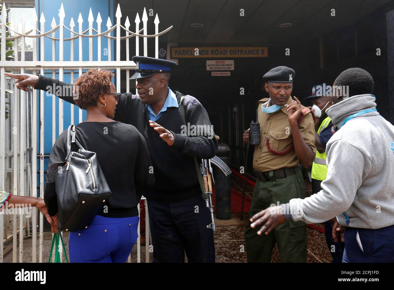 Un oficial de policía controla a los clientes desde los puestos de quemadura en el centro comercial Sarit Center cerca de Westlands en Nairobi, Kenia 4 de mayo de 2018. REUTERS/Thomas Mukoya Foto de stock