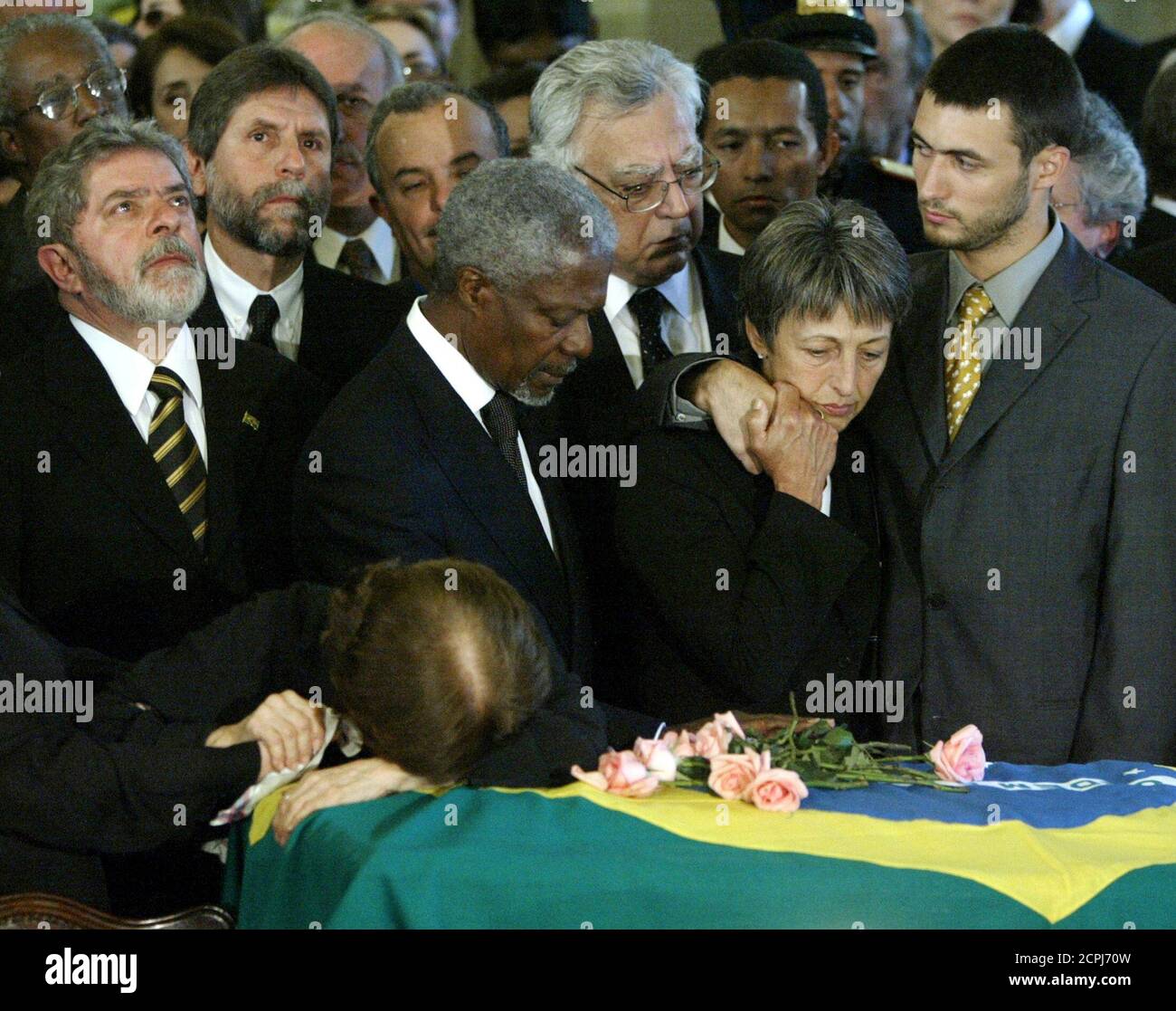 El presidente brasileño Luiz Inácio Lula da Silva (L) y el secretario  general de las Naciones Unidas, Kofi Annan (C), se levantan sobre el ataúd  del diplomático brasileño Sergio Vieira de Mello,