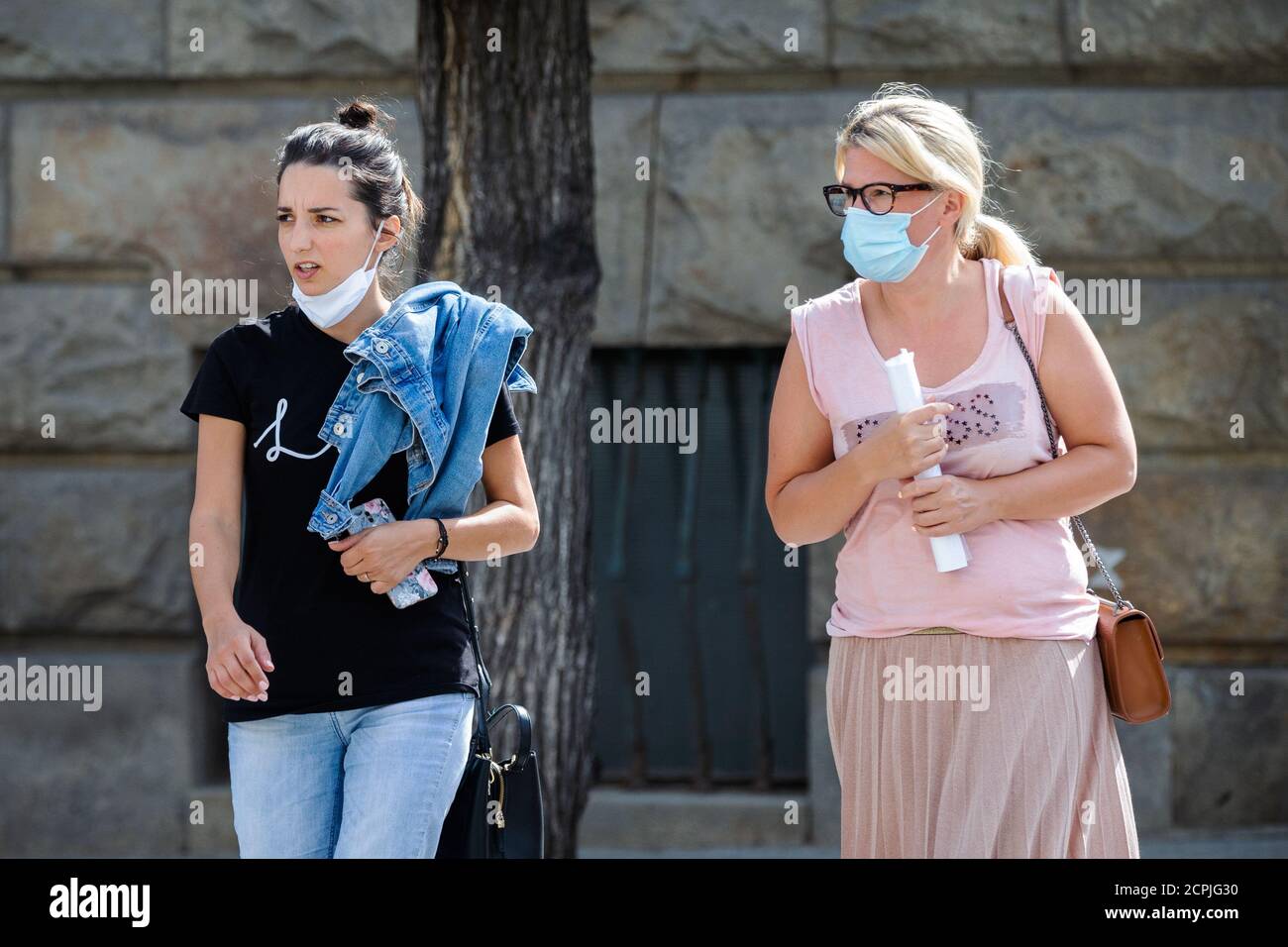 Belgrado, Serbia. 19 de septiembre de 2020. Una mujer con máscaras camina por la ciudad durante la enfermedad del Coronavirus (COVID-19) después del aumento de coronavirus infectado en Belgrado, Serbia el 19 de septiembre de 2020. Las nuevas medidas del personal de crisis para prevenir la propagación del virus de la corona entrarán en vigor esta noche, y todos los ciudadanos de Serbia que entren en el país a partir de las 6 pm estarán bajo supervisión sanitaria especial. En la frontera, recibirán advertencias con instrucciones sobre dónde y cómo informar, aunque no tengan síntomas de coronavirus. El primer paso es el autoevaluación Foto de stock