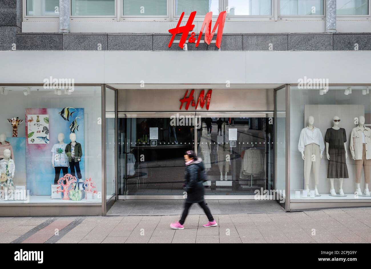 Calle comercial con tiendas cerradas debido a la prohibición de contacto de la pandemia de corona, sucursal de H&M en Limbecker Strasse, Essen, área de Ruhr, Renania del Norte-Westfalia, Foto de stock