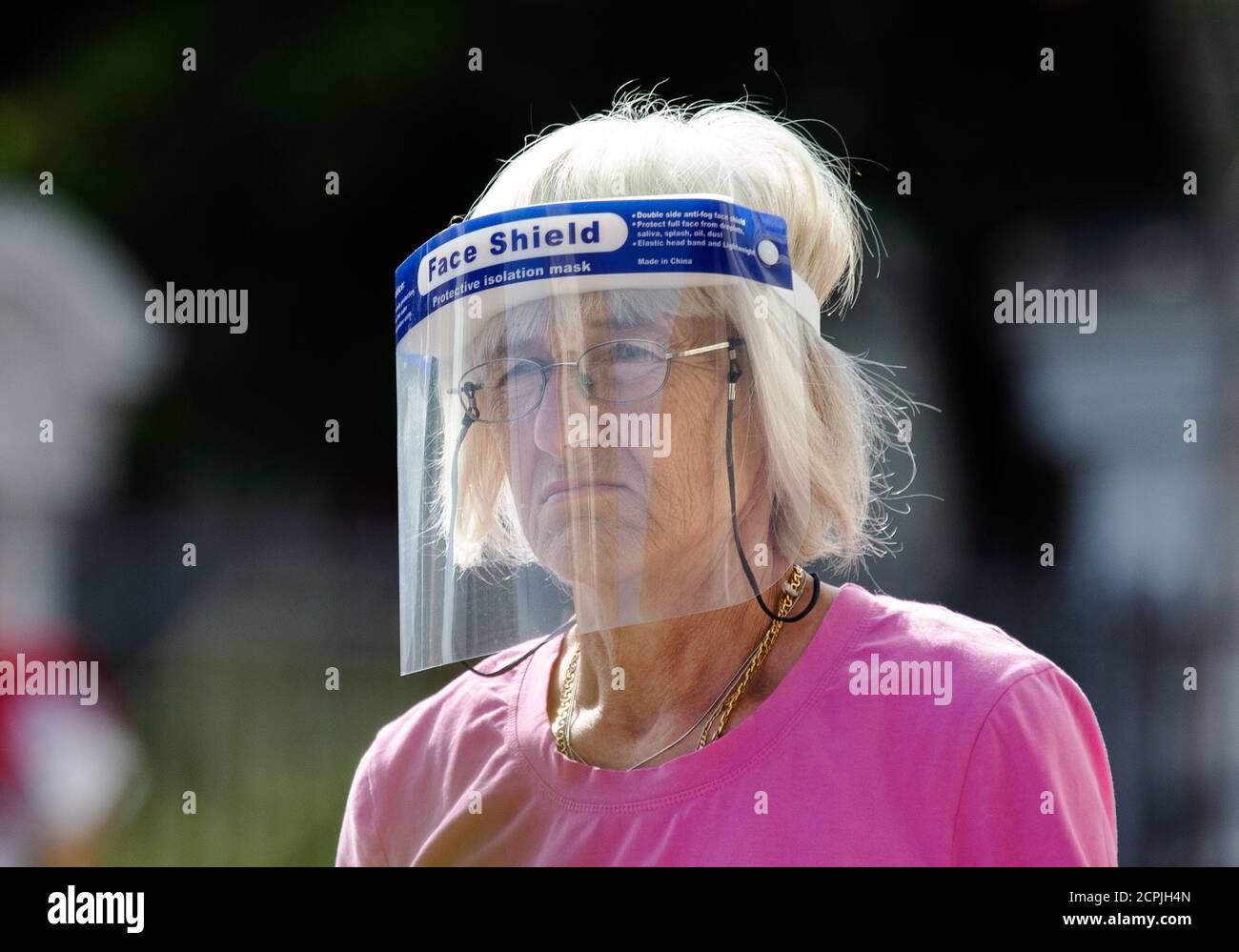 Belgrado, Serbia. 19 de septiembre de 2020. Una mujer con visera protectora camina por la ciudad durante la enfermedad de Coronavirus (COVID-19) después del aumento de coronavirus infectado en Belgrado, Serbia el 19 de septiembre de 2020. Las nuevas medidas del personal de crisis para prevenir la propagación del virus de la corona entrarán en vigor esta noche, y todos los ciudadanos de Serbia que entren en el país a partir de las 6 pm estarán bajo supervisión sanitaria especial. En la frontera, recibirán advertencias con instrucciones sobre dónde y cómo informar, aunque no tengan síntomas de coronavirus. El primer paso es el Foto de stock